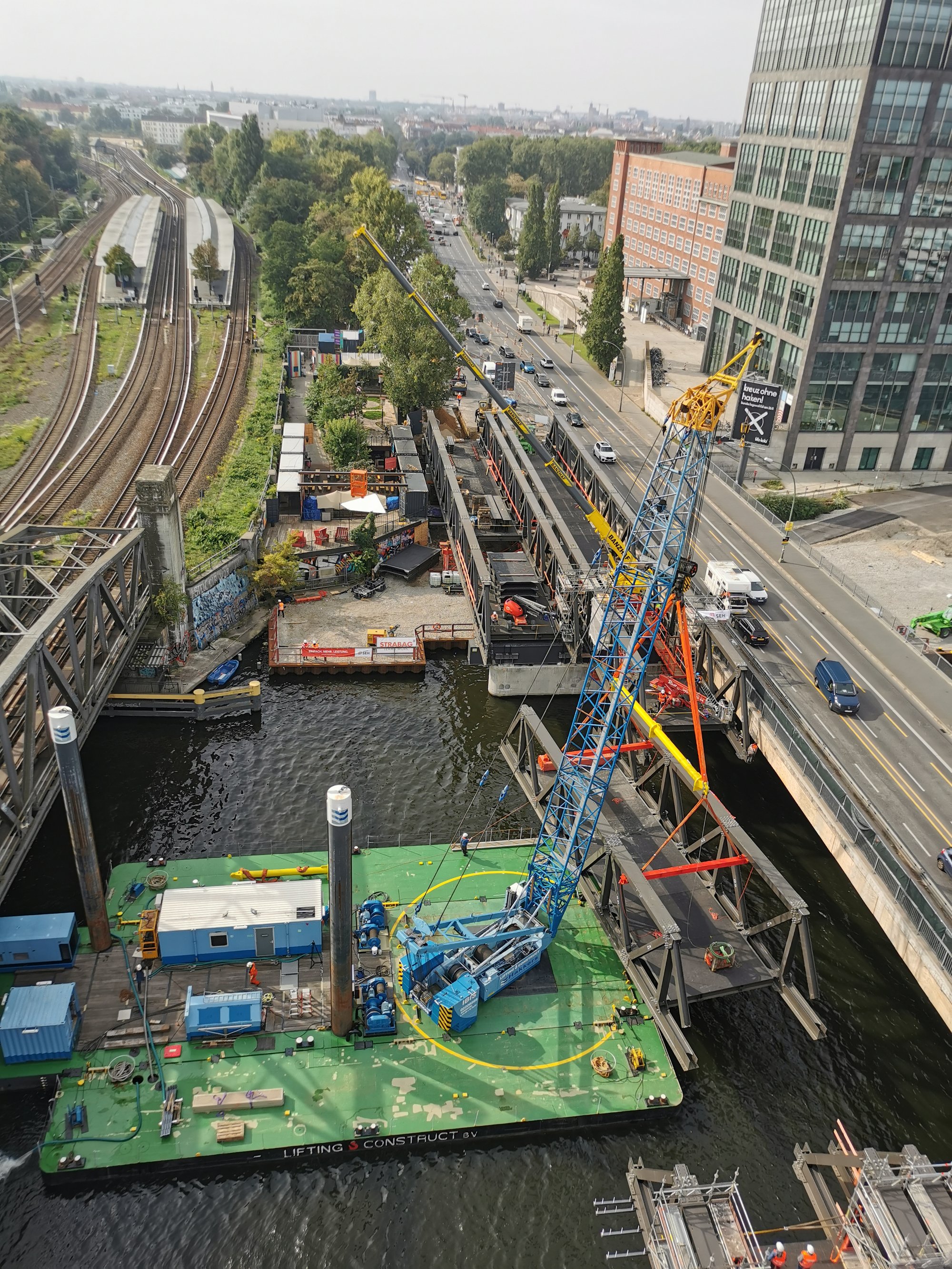 Aufbau der Elsenbrücke aus schräger Vogelperspektive