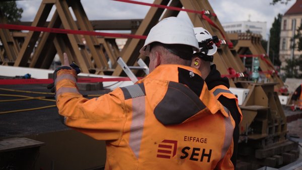 Mitarbeiter vor Brücke Damaschkeplatz