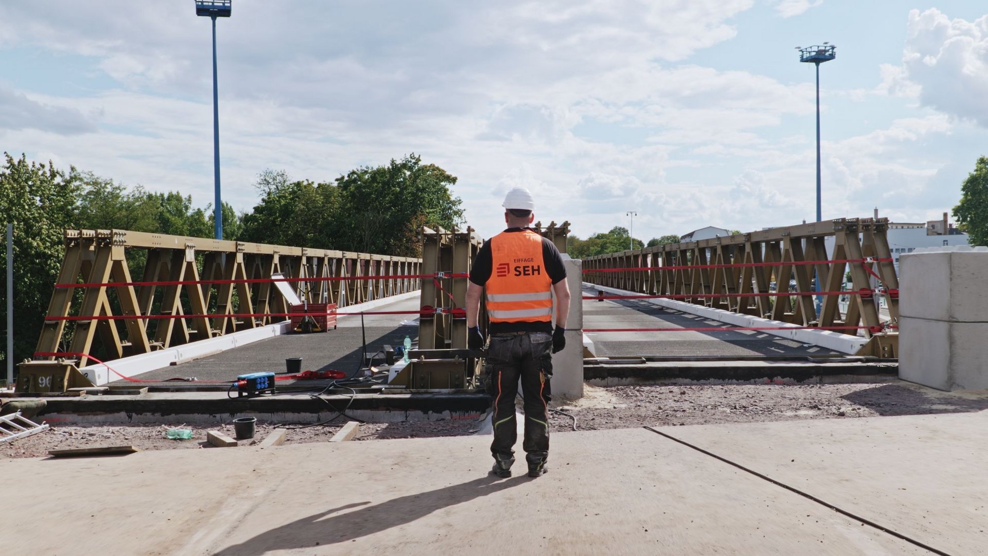 Mitarbeiter vor Behelfsbrücke Damaschkeplatz